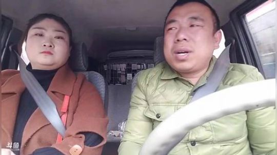 我在斗鱼看主播小黑亮亮直播美食