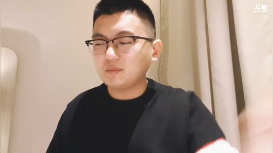 我在斗鱼看火力堂主直播户外