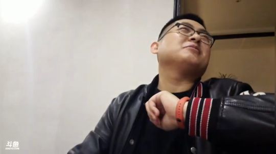 我在斗鱼看火力堂主直播户外