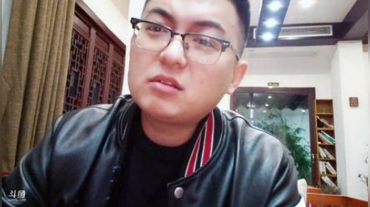 我在斗鱼看火力堂主直播户外