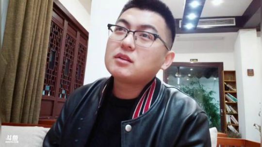 我在斗鱼看火力堂主直播户外