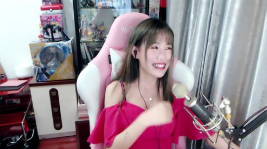 喵老师的圣诞树发布了一个斗鱼视频2019-03-10