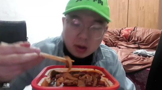 主播真会吃--自热火锅来了！ 2019-03-11 01点场