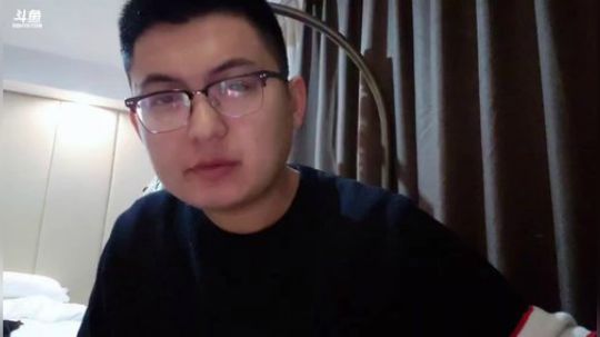 我在斗鱼看火力堂主直播户外