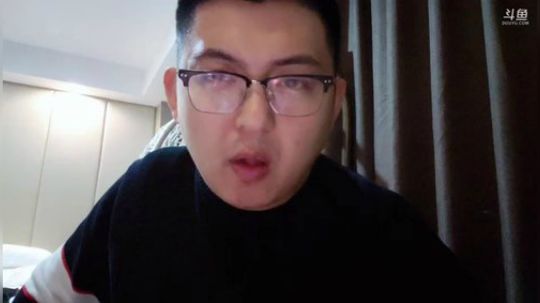 我在斗鱼看火力堂主直播户外