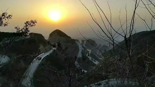 盘山路的夕阳