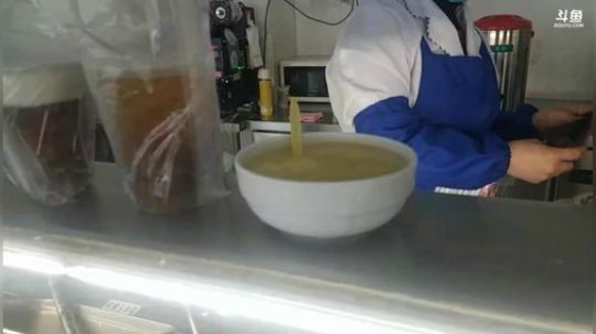我在斗鱼看主播小黑亮亮直播美食
