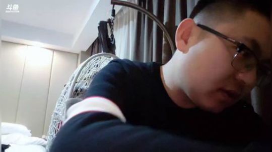 我在斗鱼看火力堂主直播户外