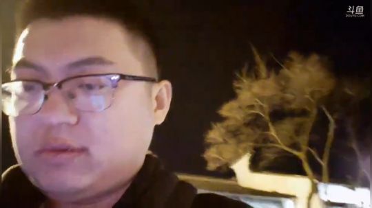我在斗鱼看火力堂主直播户外