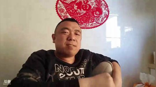 我在斗鱼看主播小黑亮亮直播美食