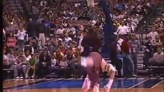 泰拳电影经典动作秀翻NBA赛场！东尼贾亮相小牛队中场表演！