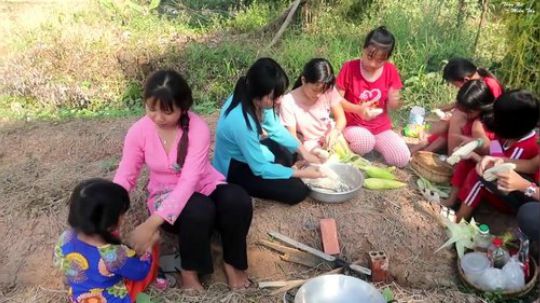 【水上人家】越南西部美食渔家人 - 掰玉米啦，就地传统炒炸新