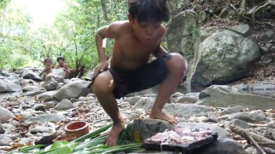 【荒野戏精】小马哥有帮手了，越嚼越激动越嚼越开心的石板鱿鱼！