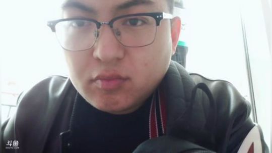 我在斗鱼看火力堂主直播户外