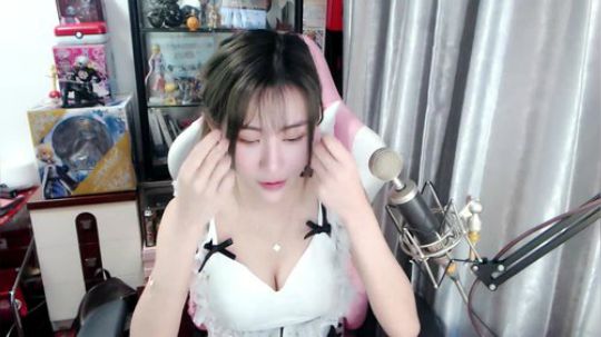 喵老师的圣诞树发布了一个斗鱼视频2019-03-15