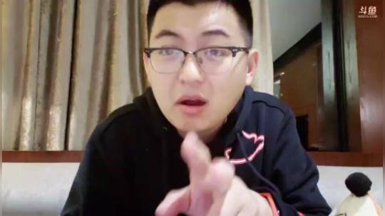 我在斗鱼看火力堂主直播户外