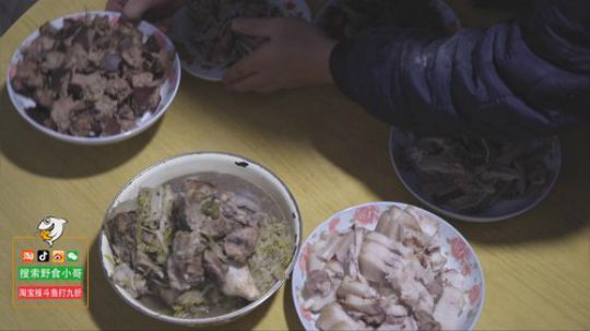 我在斗鱼看野食小哥直播美食