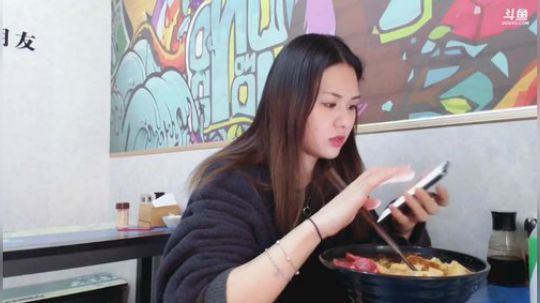 我在斗鱼看火力堂主直播户外