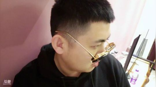 我在斗鱼看火力堂主直播户外