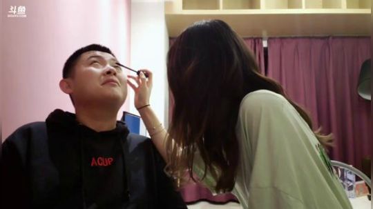 我在斗鱼看火力堂主直播户外