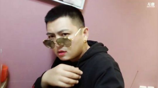 我在斗鱼看火力堂主直播户外