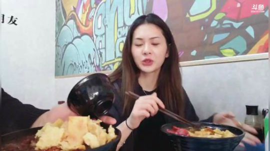 我在斗鱼看火力堂主直播户外