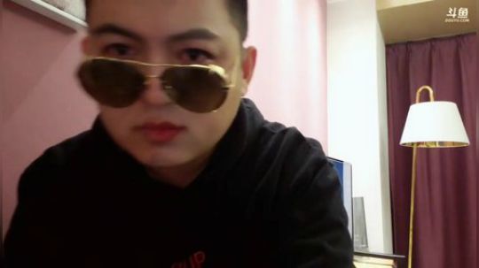 我在斗鱼看火力堂主直播户外