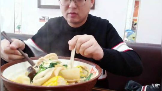 我在斗鱼看火力堂主直播户外