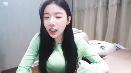 我在斗鱼看丽亚celiahunne直播音乐