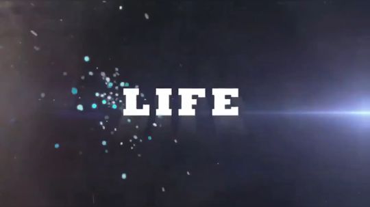 【肚兜小姐姐】肚兜小姐姐在河边吃鸡又饮茶，品味人生！