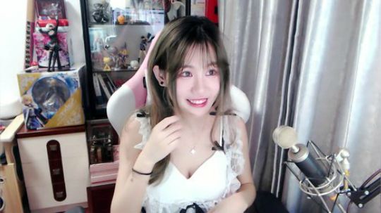 喵老师的圣诞树发布了一个斗鱼视频2019-03-21