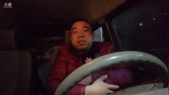 我在斗鱼看主播小黑亮亮直播美食