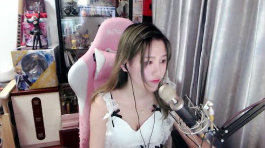喵老师的圣诞树发布了一个斗鱼视频2019-03-21