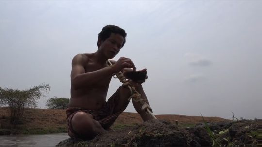 【荒野虫哥】~就地取材~原地消灭~这是打算祭河神吗？