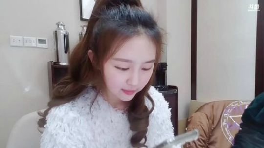 我在斗鱼看欢欢女神直播户外
