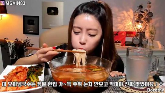 【Dorothy】吃播 跟妈妈学习的黄瓜冷面吃播！