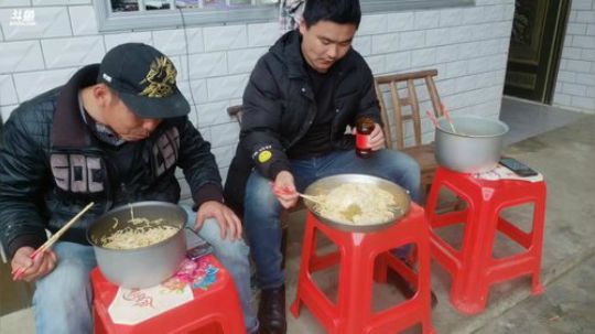 收地笼制造麻辣鱼块。 2019-03-24 15点场