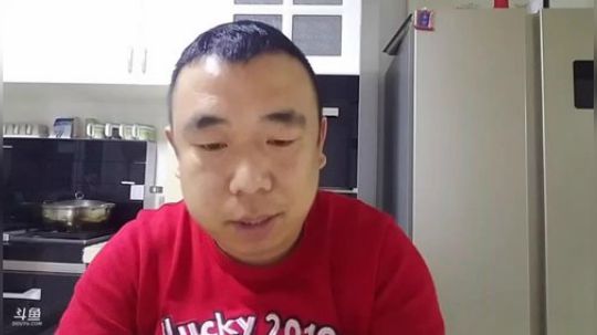 我在斗鱼看主播小黑亮亮直播美食