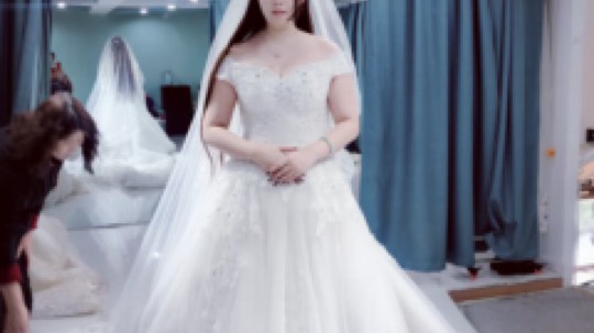 陪朋友去试婚纱、没忍住自己也试了两身。emmm。能因为婚纱好