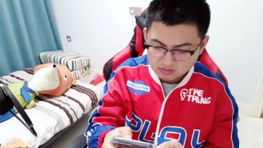 我在斗鱼看火力堂主直播户外