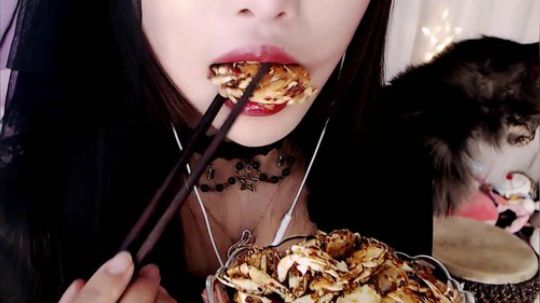洛洛的吃播剪辑：香酥蟹+海苔~配一口好9