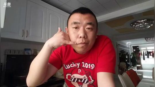 我在斗鱼看主播小黑亮亮直播美食
