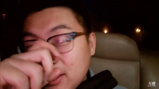 我在斗鱼看火力堂主直播户外