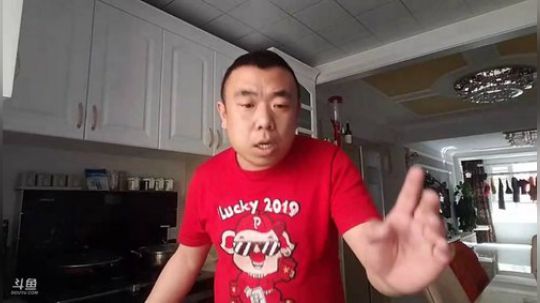 我在斗鱼看主播小黑亮亮直播美食