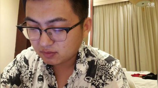 我在斗鱼看火力堂主直播户外