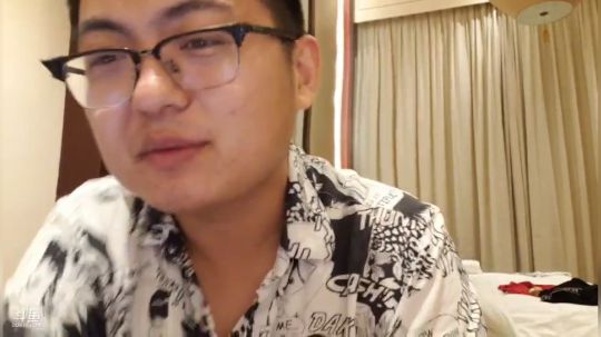 我在斗鱼看火力堂主直播户外