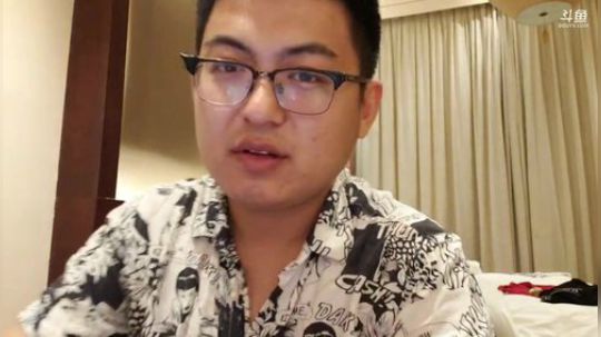我在斗鱼看火力堂主直播户外