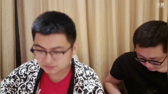 我在斗鱼看火力堂主直播户外