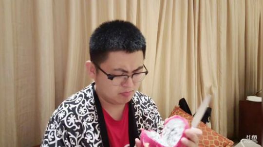 我在斗鱼看火力堂主直播户外