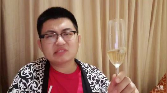 我在斗鱼看火力堂主直播户外